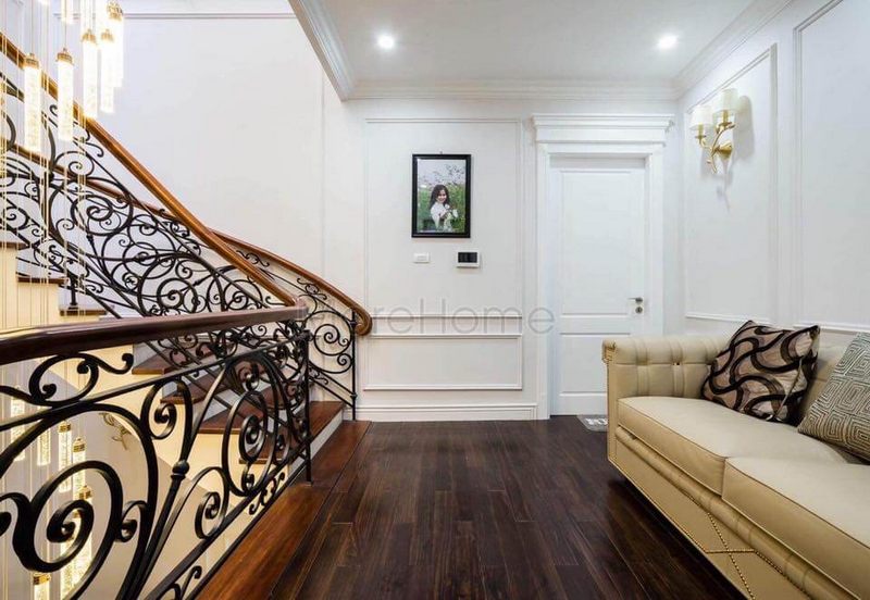 Sofa tân cổ điển được bọc bằng da và trang trí bằng cách sử dụng một thiết kế tinh tế.